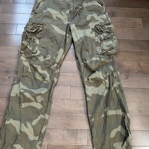 Aeropostale Men's Green Camouflage Cargo Pants